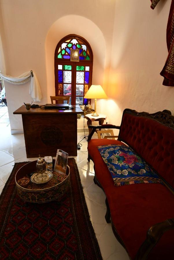 Riad Alkatib แมกเนส ภายนอก รูปภาพ