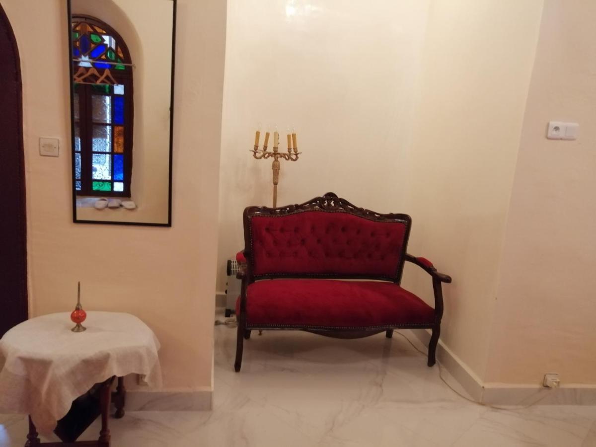 Riad Alkatib แมกเนส ภายนอก รูปภาพ