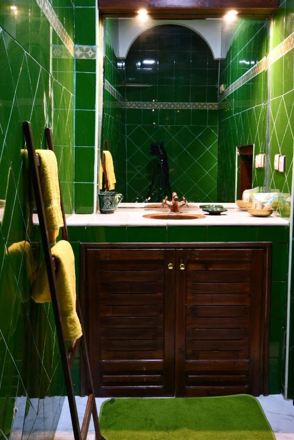 Riad Alkatib แมกเนส ภายนอก รูปภาพ