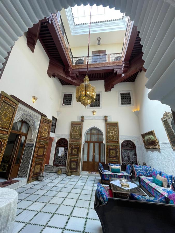 Riad Alkatib แมกเนส ภายนอก รูปภาพ